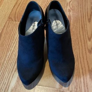 🛍 Black Heeled Booties